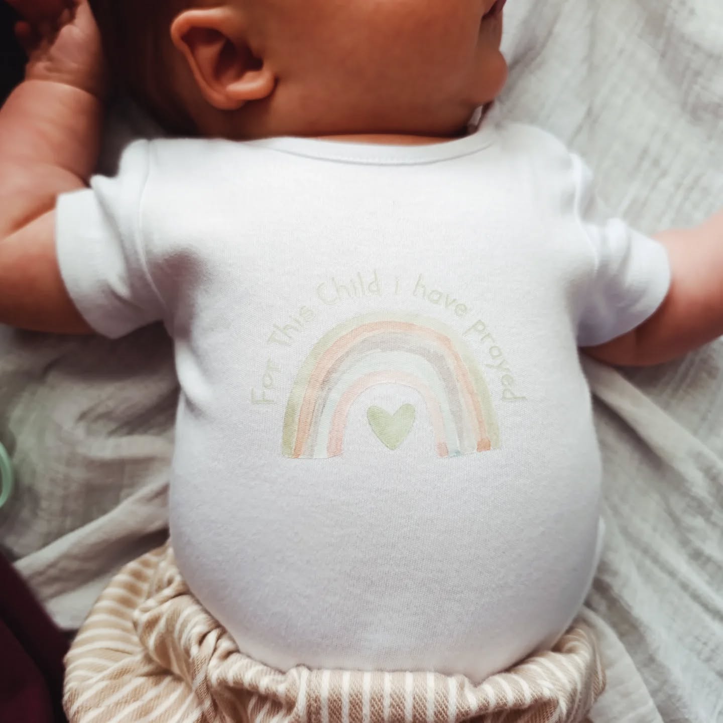 B A B Y 👣 mijn eigen lieve zoon met dit rompertje aan zien is the answer to my prayers! 🥹🤍
Zoveel voor jou leven gebeden , zo gewenst!
En het is niet altijd makkelijk, met de gebroken nachten en huilbuien, maar als ik jou dan vasthoud is er zoveel weer goed 🙏🏻 zeker als ik door je romper herinnert word aan het wonder dat je bent. 

🔸For this child i have prayed, verkrijgbaar in roze en groen voor babys van 0-3 maanden. 
🔸Hoe leuk als kraamkado? 
🔸 Bio organic katoen, wel zo lekker voor de kleintjes 
🔸€16,95

#zwanger #motherhood #prayingmama #jezus #regenboogbaby